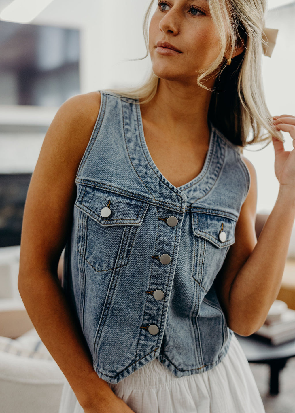 DENIM VEST IN MEDIUM WASH