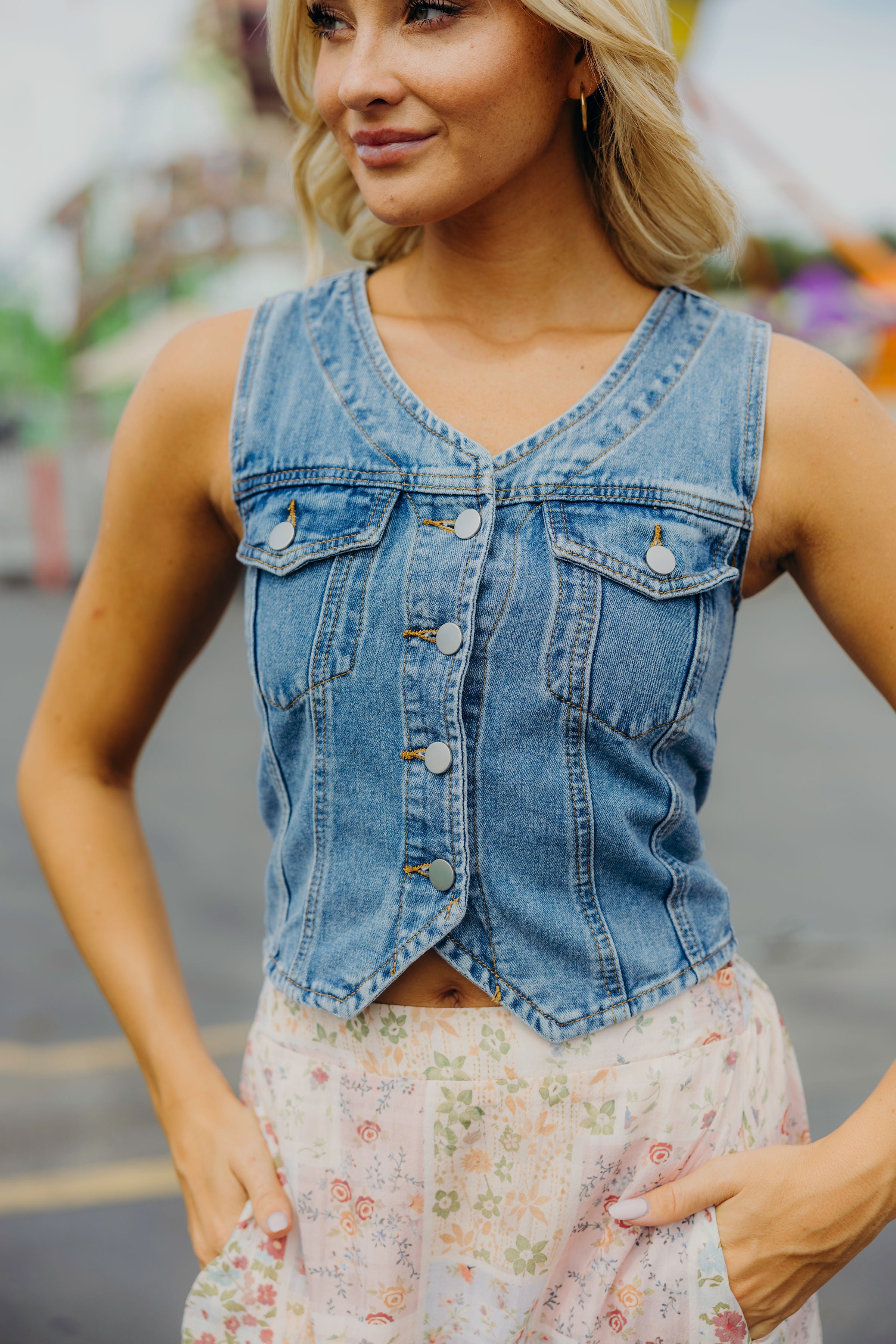 DENIM VEST IN MEDIUM WASH