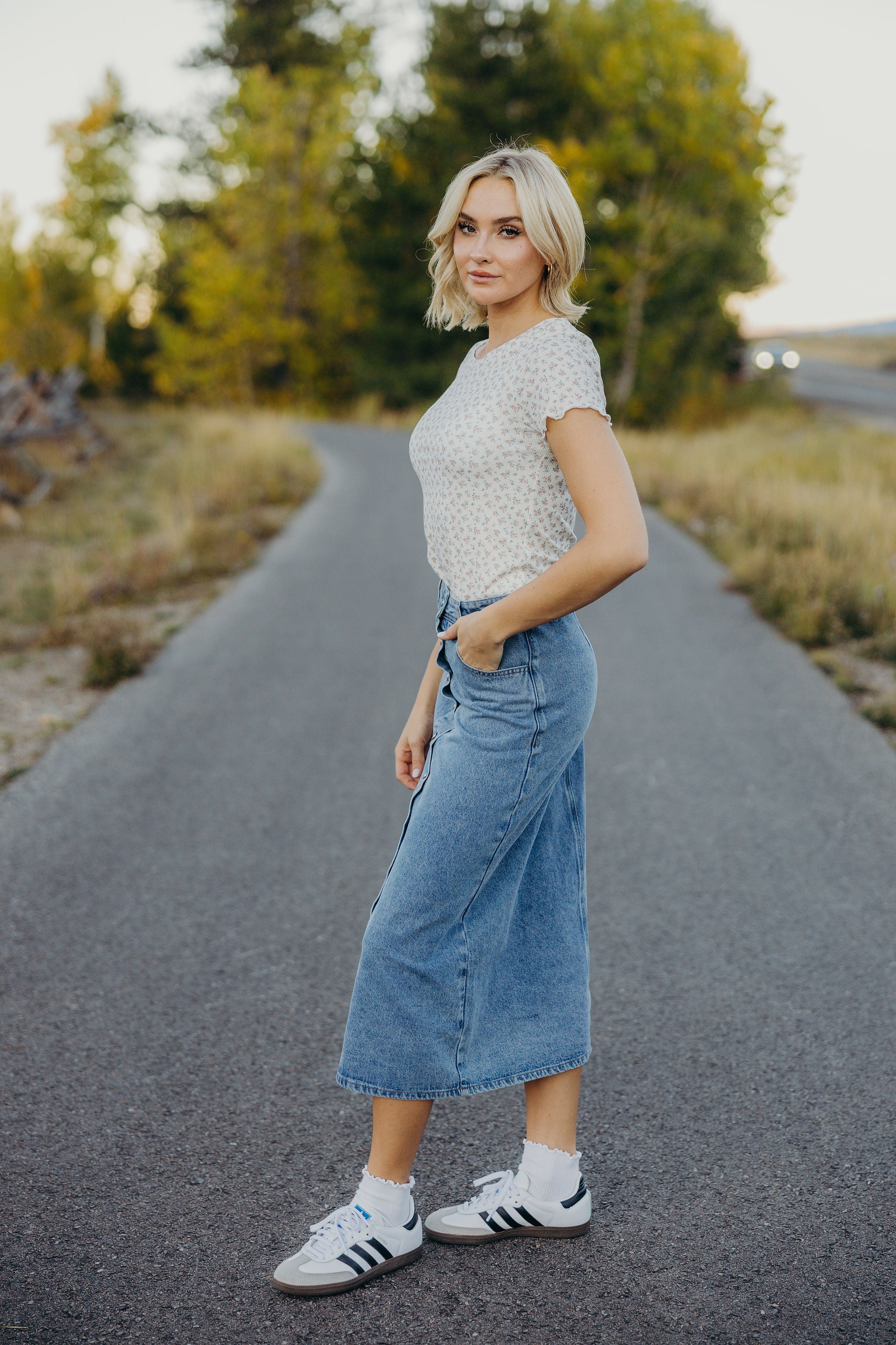 LETTUCE EDGE TEE IN COTTAGE CLAY