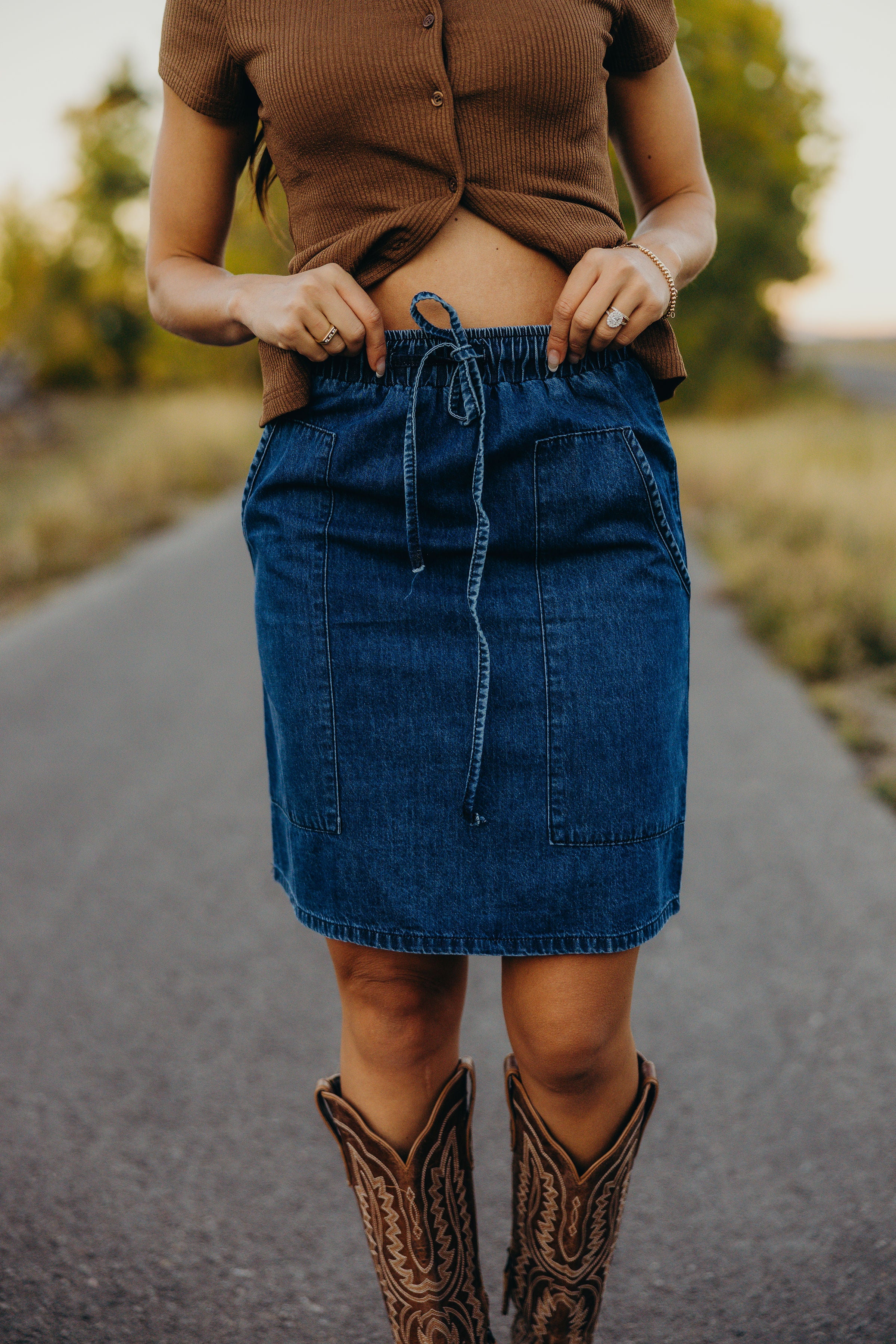 CARGO MINI SKIRT IN MID WASH