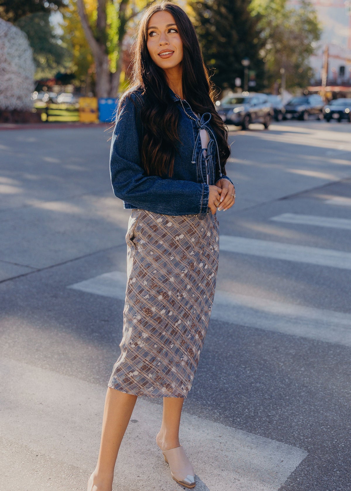 SIDE CINCHED MIDI SKIRT IN WYOMING SKY