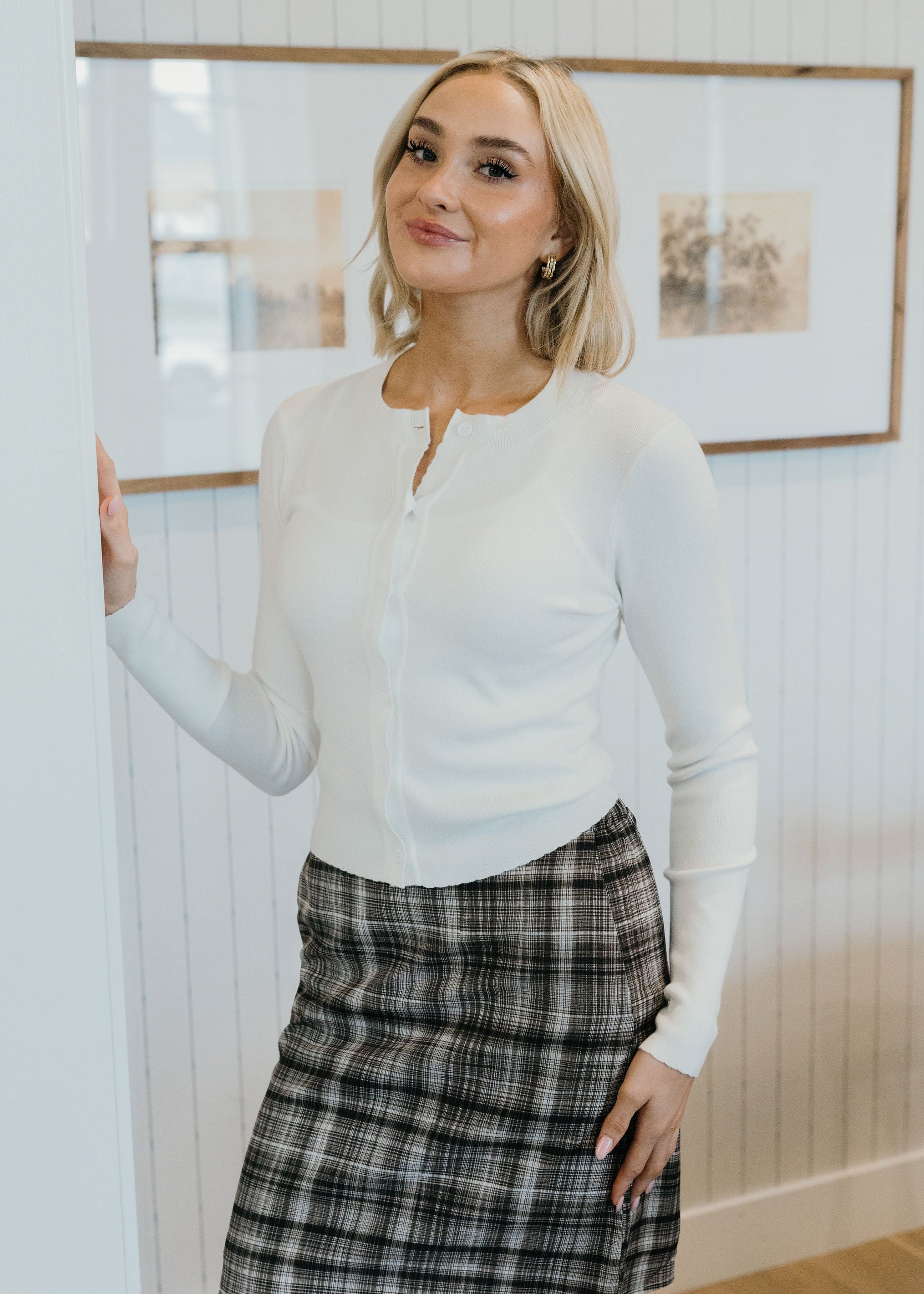 LONG SLEEVE SCALLOP CARDI IN IVORY