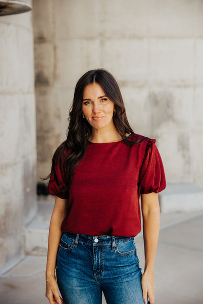 CRINKLE PUFF SLEEVE TOP IN MERLOT