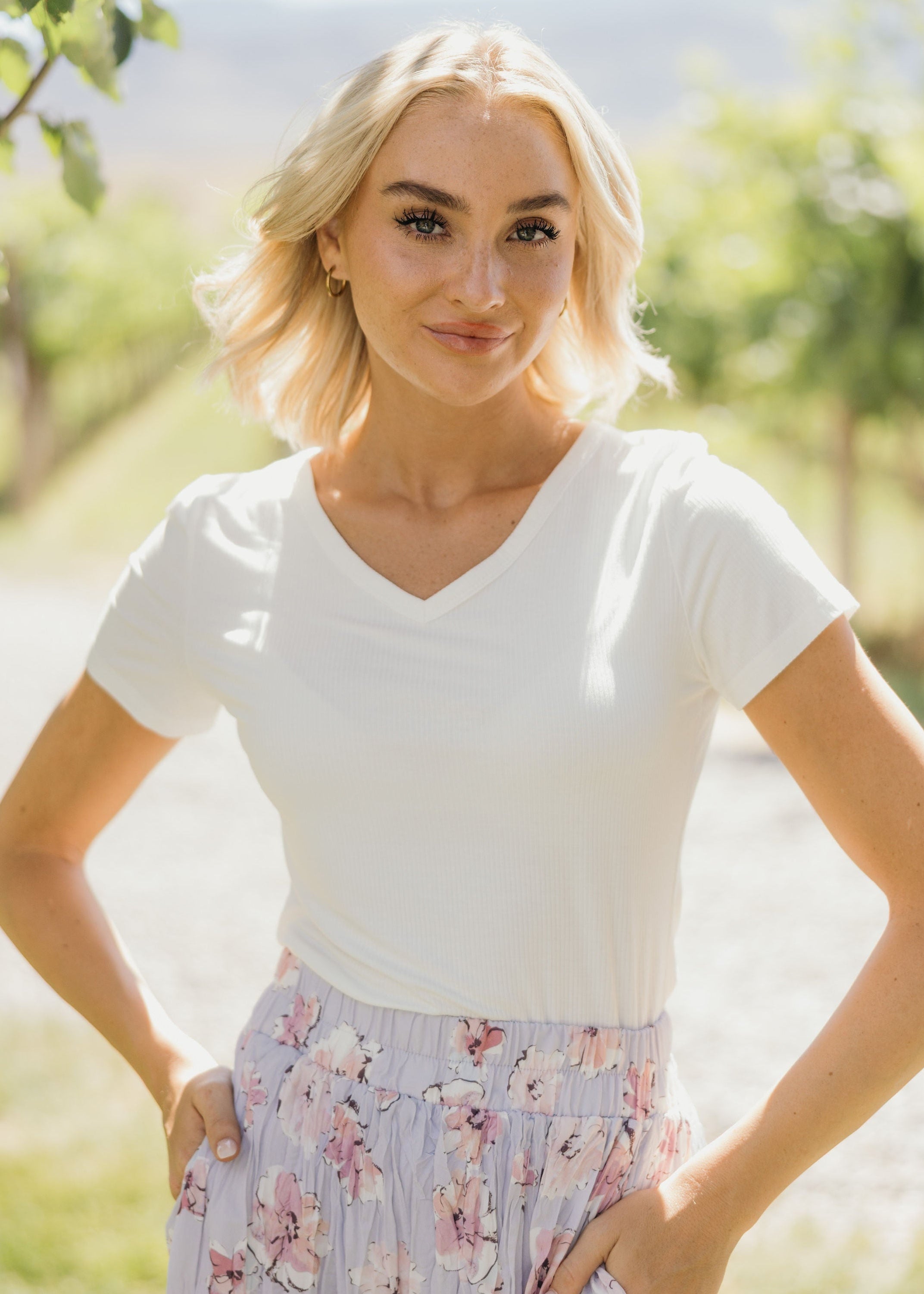 SHORT SLEEVE V NECK IN WHITE