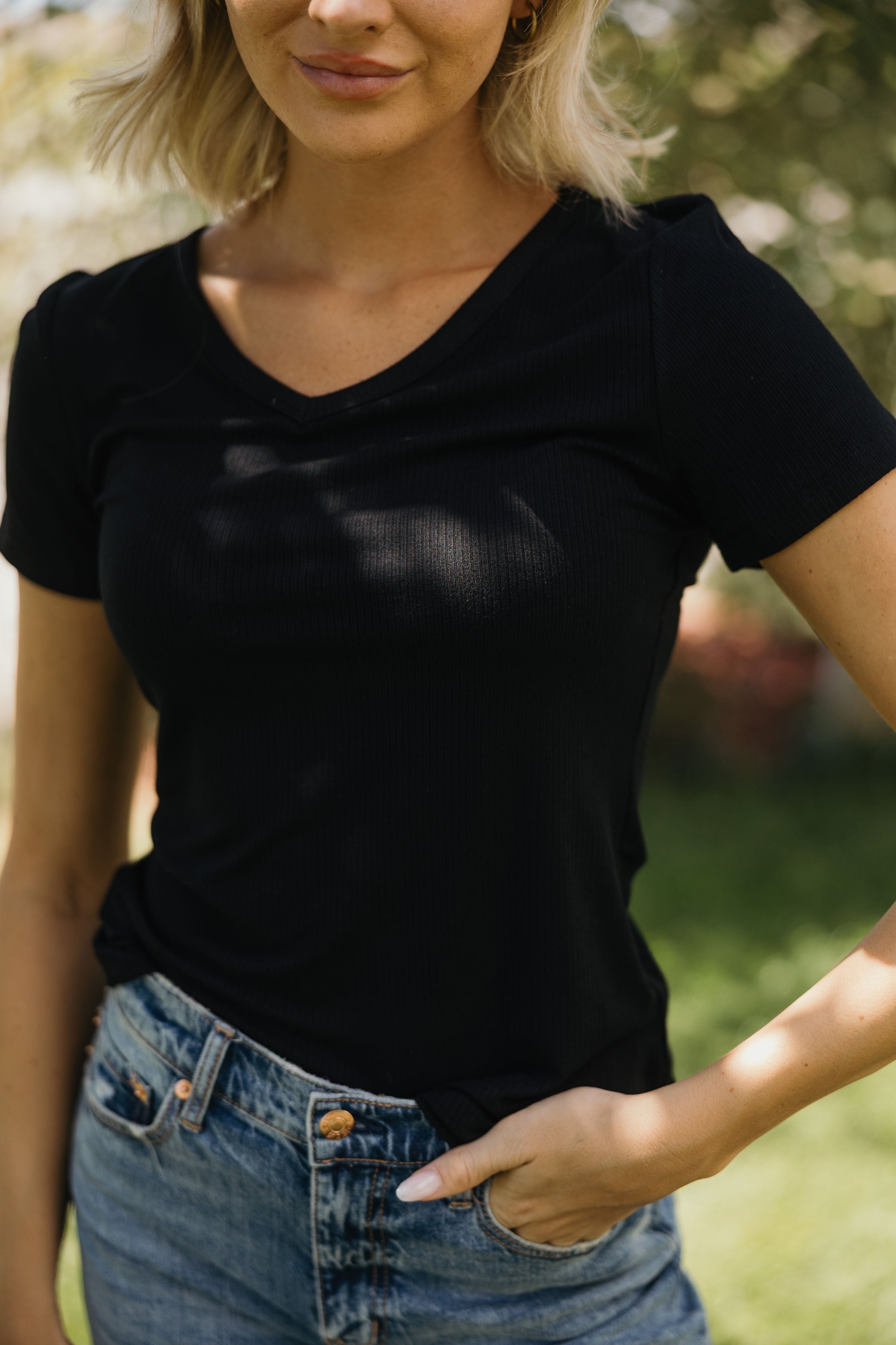 SHORT SLEEVE V NECK IN BLACK