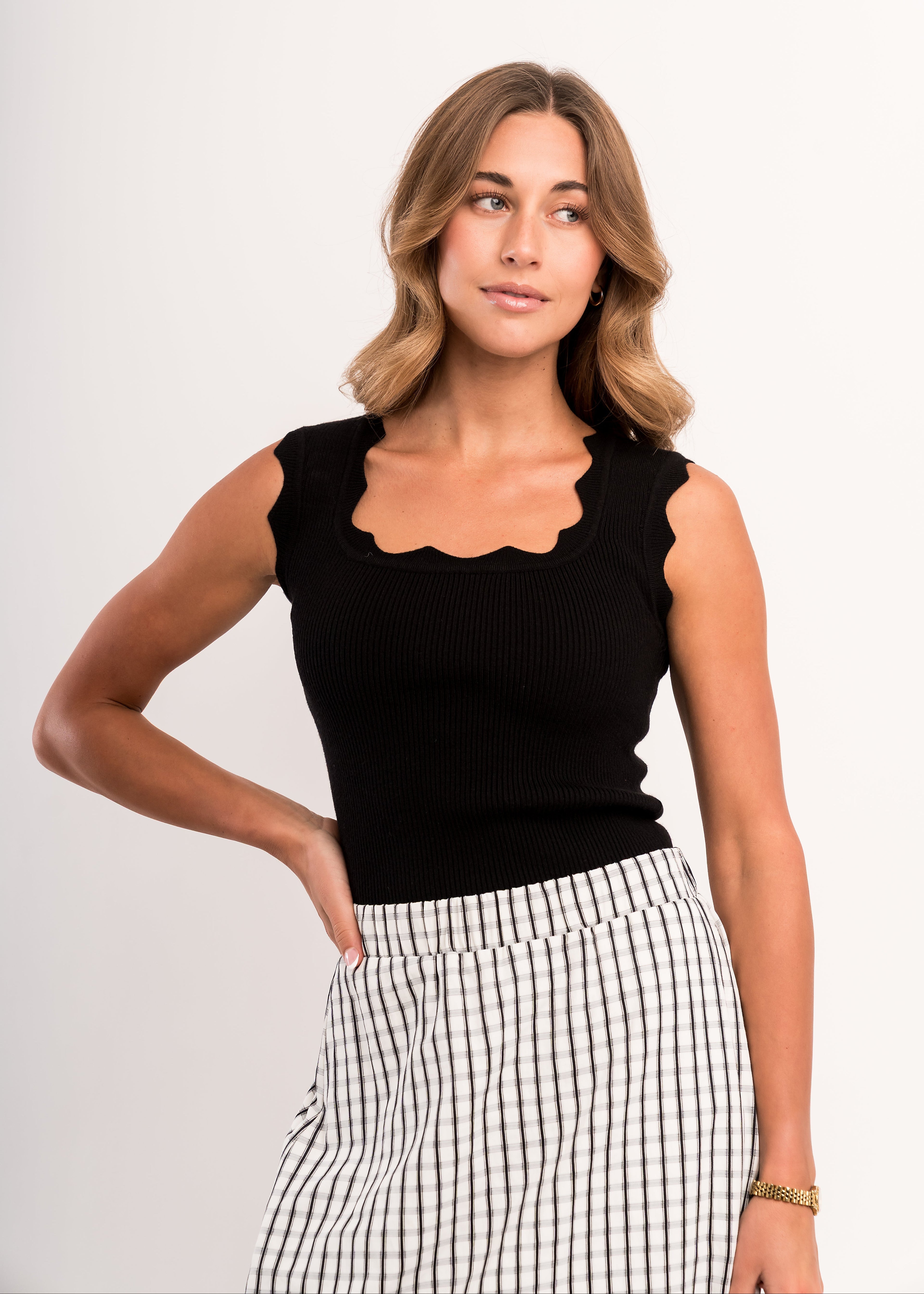 SWEATER TANK IN BLACK